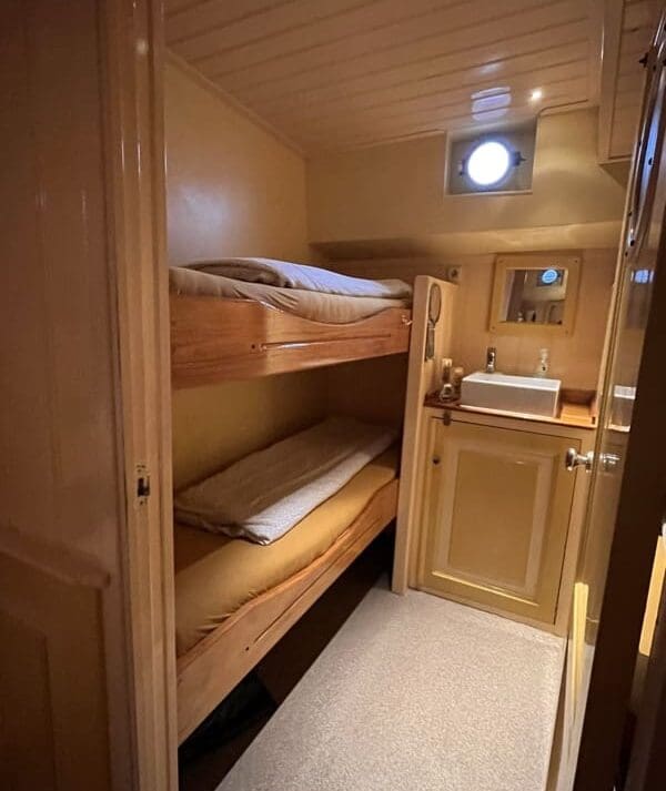 Übernachten mit neuen Freunden bei einer Segelfreizeit für Jugendgruppen